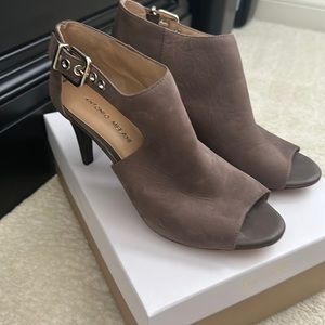Antonio Melani Greyish/Taupe Open 2.5” Toe Heels